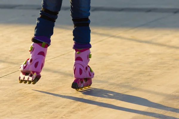 Rollschuhbeine hautnah im Skatepark — Stockfoto