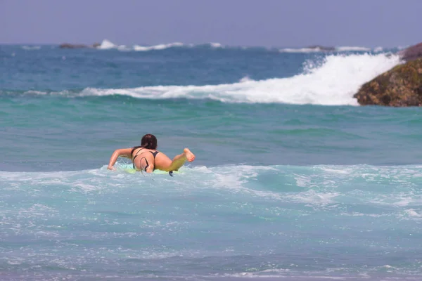 Menina de biquíni se diverte no surf board — Fotografia de Stock