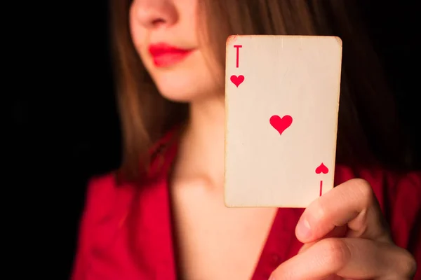 Aantrekkelijk meisje met speelkaart — Stockfoto