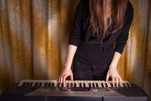 Unerkennbare Musikerin spielt auf elektronischem Klavier — Stockfoto