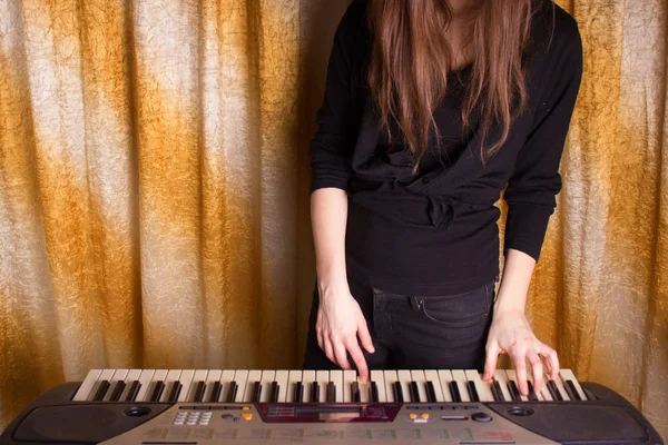 Unrecognizible lány zenész, elektronikus zongora — Stock Fotó
