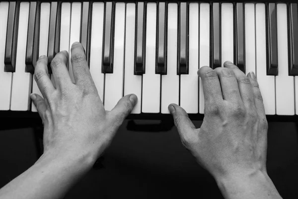 Gros plan des mains de femme jouant du piano — Photo