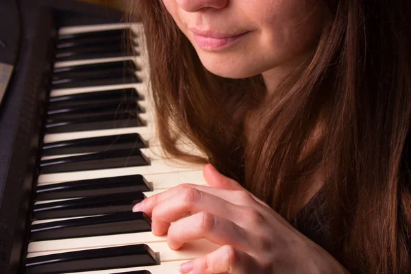 Mädchen spielt Klavier — Stockfoto