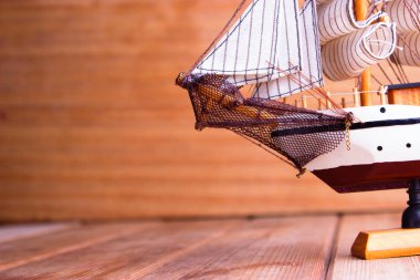 gemilerde ahşap masa modeli