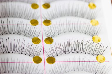 Beyaz arka planda takma kirpikler