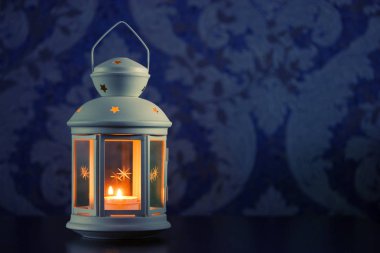 Beyaz bir beyaz tabak ayakta mum