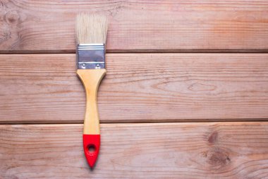 Ahşap masa üzerinde bir boya fırçası closeup