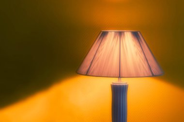 Zencefil arka plan üzerinde güzel aydınlık masa lambası