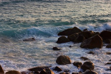 Su, dalgalar ve kayalar