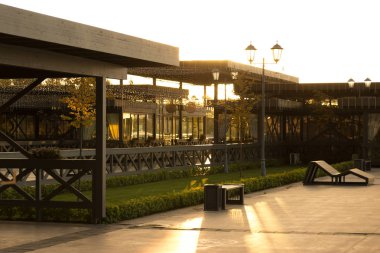 boş bir sokakta altın güneş ışığı