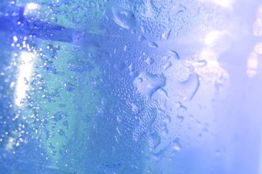 su damlaları renk arka plan üzerinde kapat