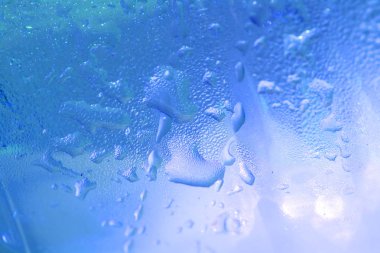 su damlaları renk arka plan üzerinde kapat