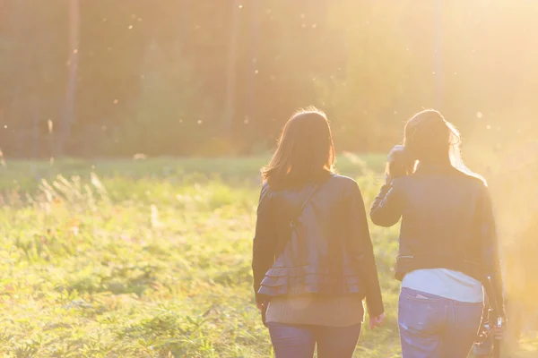 Dos amigas en un parque —  Fotos de Stock