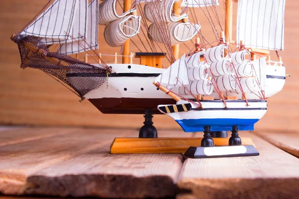 Модель судов на деревянном столе — стоковое фото