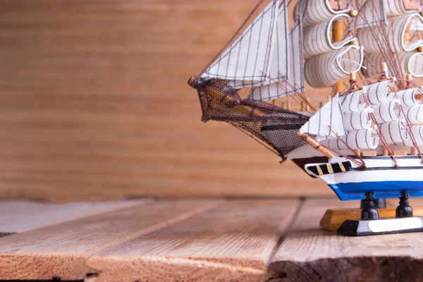 Модель судов на деревянном столе — стоковое фото