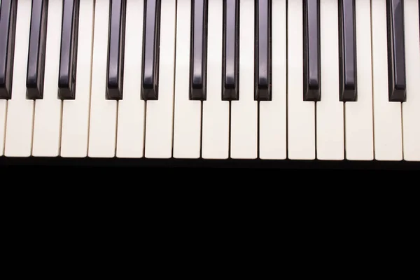 Klaviertasten auf holzverschwommenem Hintergrund für Kopierraum — Stockfoto