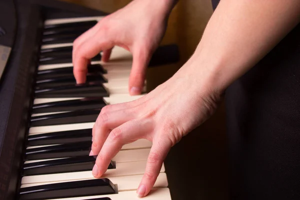 ピアノを弾く女の手を閉じて — ストック写真