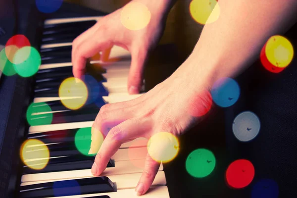 Nahaufnahme von Frauenhänden beim Klavierspielen — Stockfoto