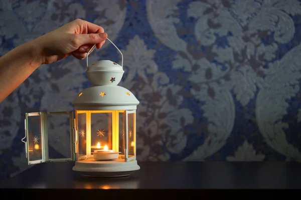 Belle lanterne de décoration ou bougeoir en fer blanc — Photo
