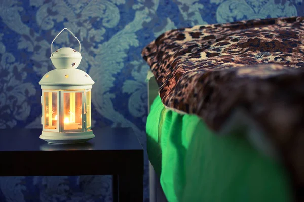 Belle lanterne près du lit — Photo