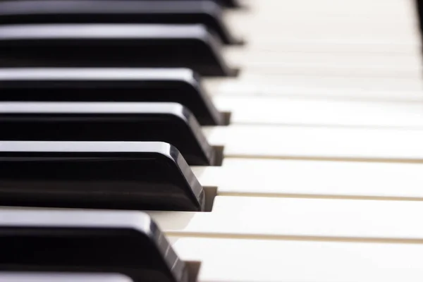 Nahaufnahme der Klaviertastatur. — Stockfoto