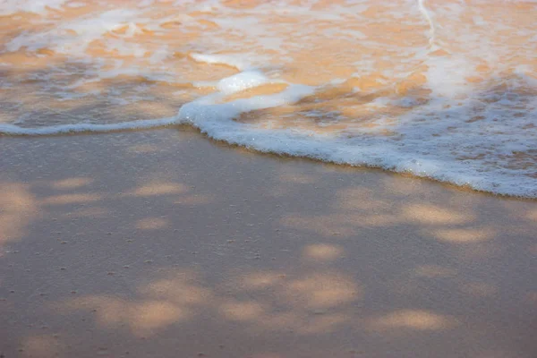 Ondas soceanas e areia dourada — Fotografia de Stock