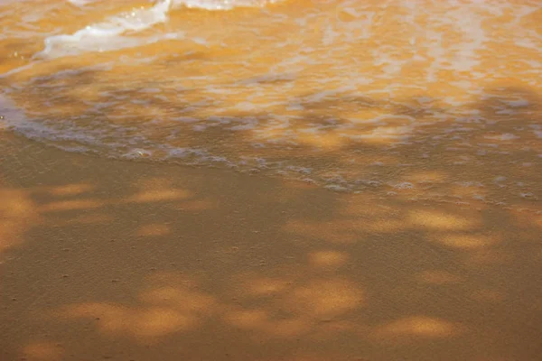 Socean hullámok és arany homok — Stock Fotó