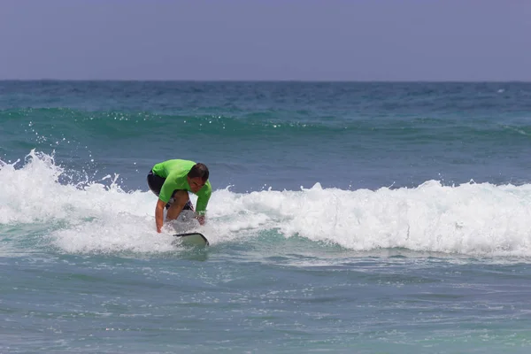 波をサーフィンします。インド洋. — ストック写真