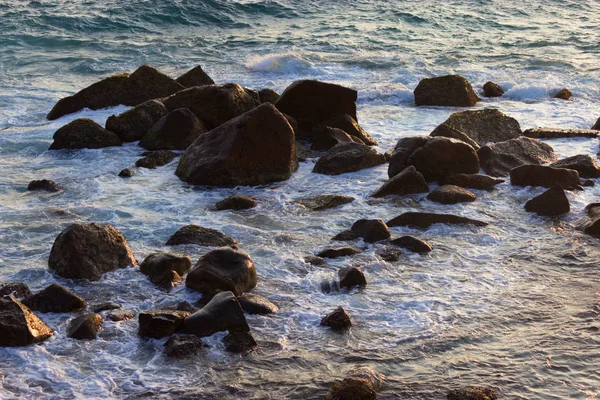 Água, ondas e rochas — Fotografia de Stock