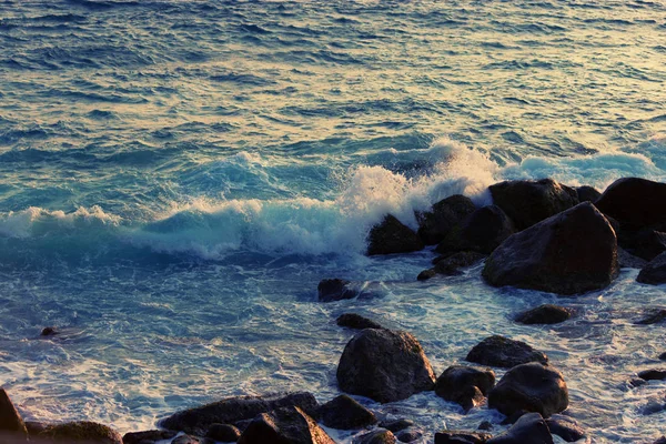 Água, ondas e rochas — Fotografia de Stock