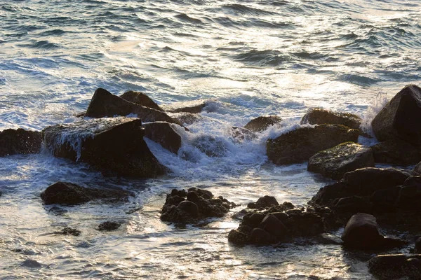 Água, ondas e rochas — Fotografia de Stock