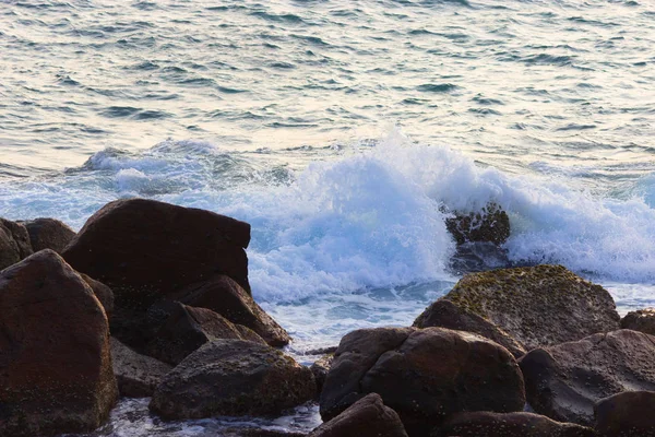 Water, golven en rotsen — Stockfoto