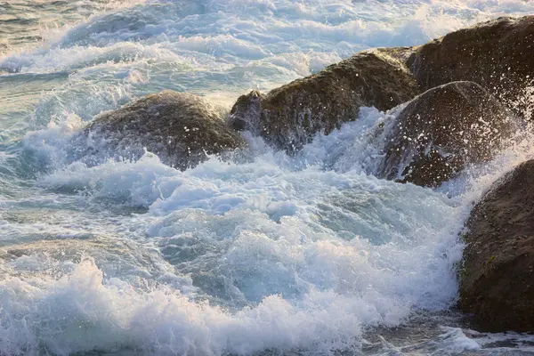 Víz, a hullámok és a sziklák — Stock Fotó
