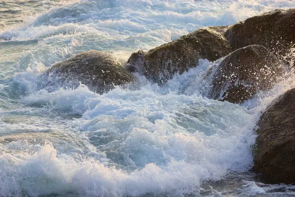 Água, ondas e rochas — Fotografia de Stock