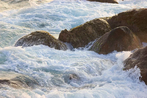 Water, golven en rotsen — Stockfoto