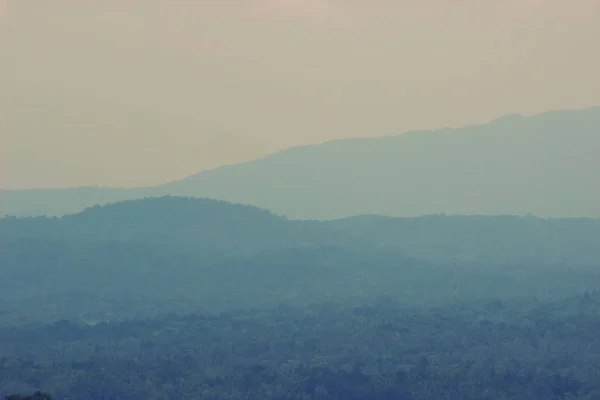 Colore blu delle montagne durante il tramonto — Foto Stock