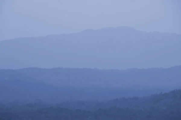Cor azul das montanhas durante o pôr do sol — Fotografia de Stock