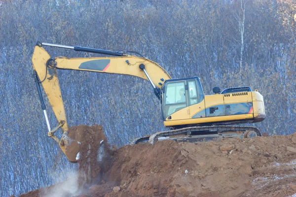 Excavadora en el suelo — Foto de Stock