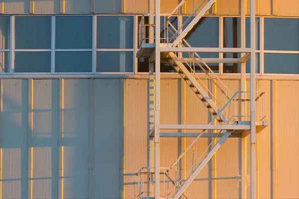 Escaleras de metail en un edificio — Foto de Stock