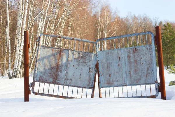 Gamla porten av övergivna barnens läger — Stockfoto