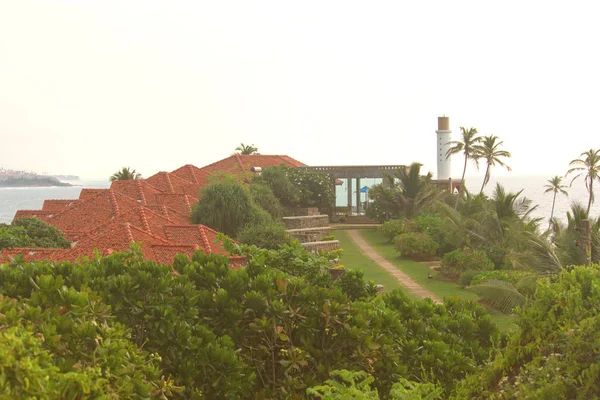 Huis met het rode dak op het strand — Stockfoto