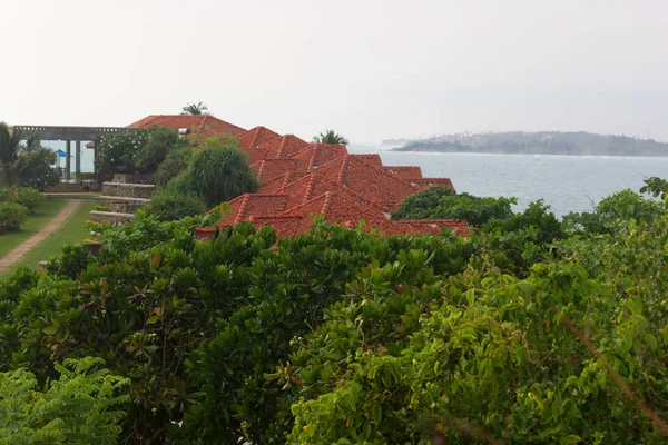 Huis met het rode dak op het strand — Stockfoto