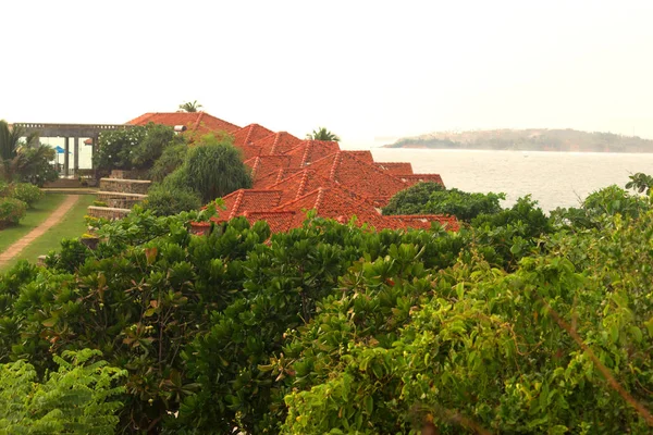Hus med röda tak på stranden — Stockfoto