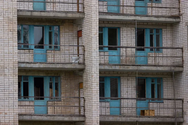 건물에 깨진된 유리창 — 스톡 사진