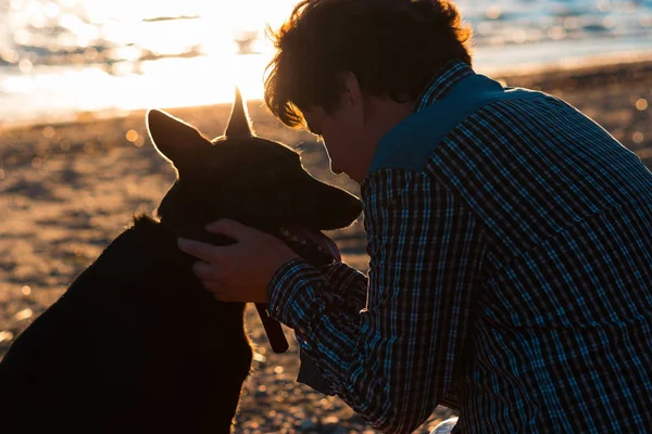 Mann und Hund am Strand — Stockfoto