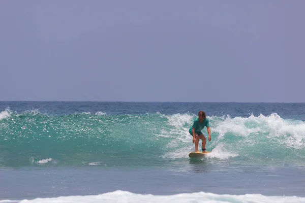 Um único surfista no oceano com ondas — Fotografia de Stock