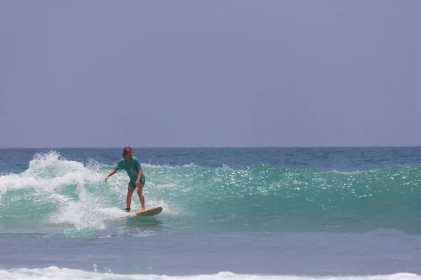 Um único surfista no oceano com ondas — Fotografia de Stock