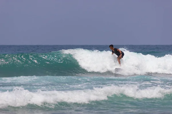 Enda surfer i havet med vågor — Stockfoto