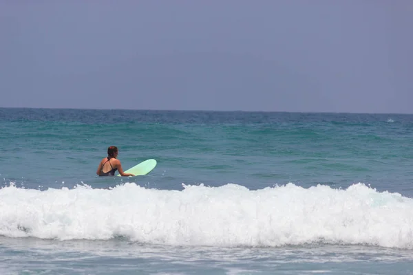 Dziewczyna w bikini ma zabawy na deski surfingowej — Zdjęcie stockowe