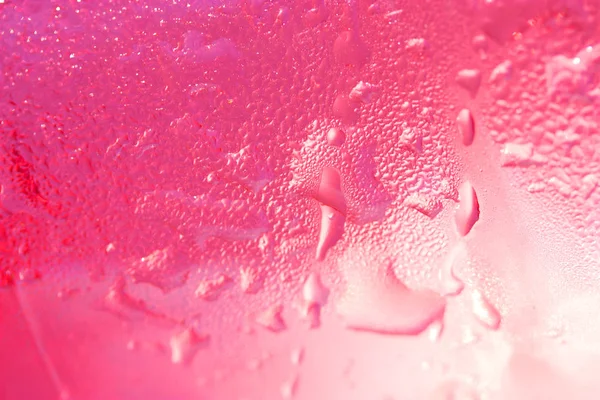 Waterdruppels op een achtergrond met kleur close-up — Stockfoto